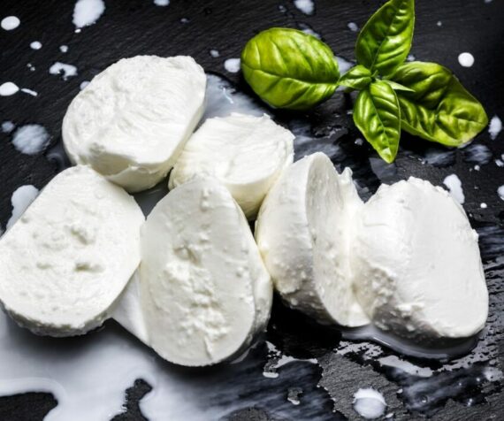 Mozzarella Pizza tärnad 2,5kg, förpakad i plasttråg i modifierad atmosfäre (MAP)